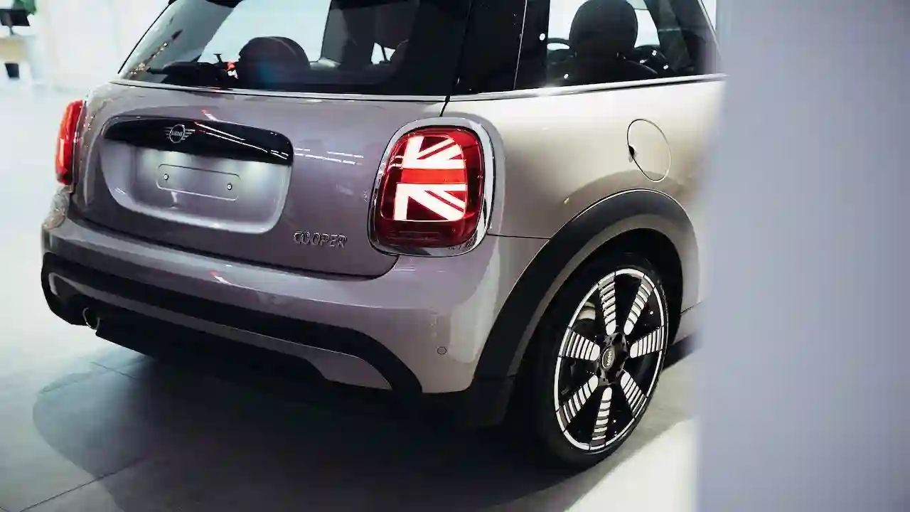 MINI представляет в России ограниченную серию хэтчбеков MINI Camden Edition