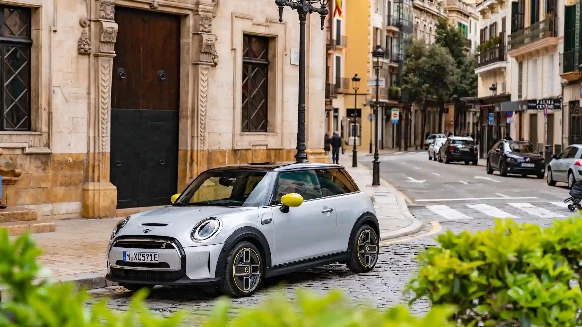 Путь к успеху без вредных выбросов: более 15% продаж новых MINI приходится на электрифицированные модели