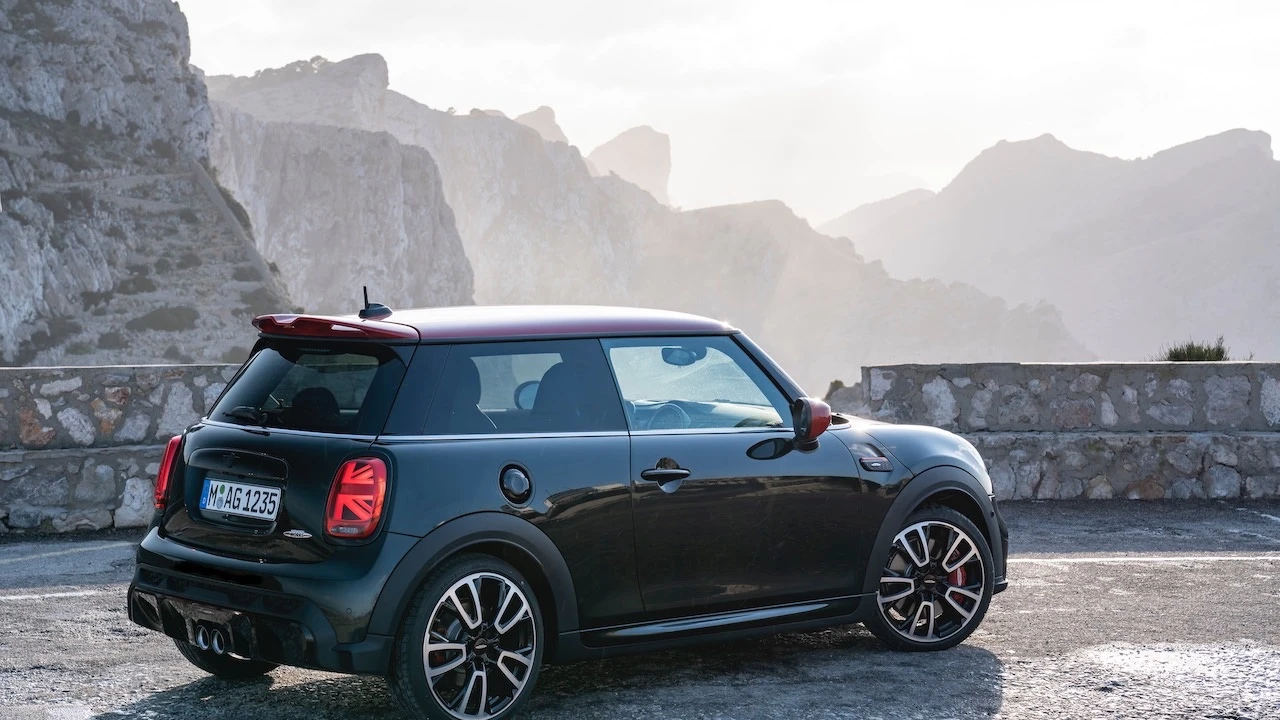 Новый MINI John Cooper Works: экстремальное удовольствие от вождения