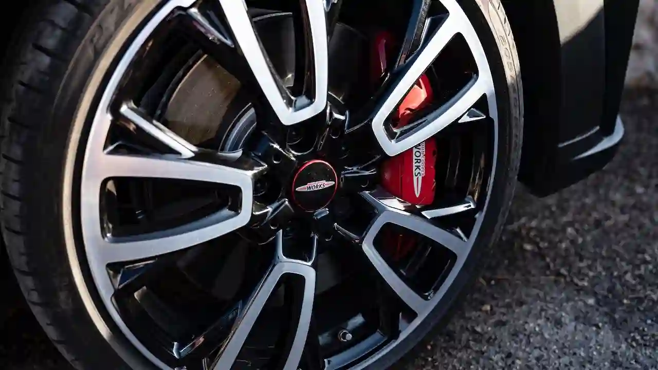 Новый MINI John Cooper Works: экстремальное удовольствие от вождения