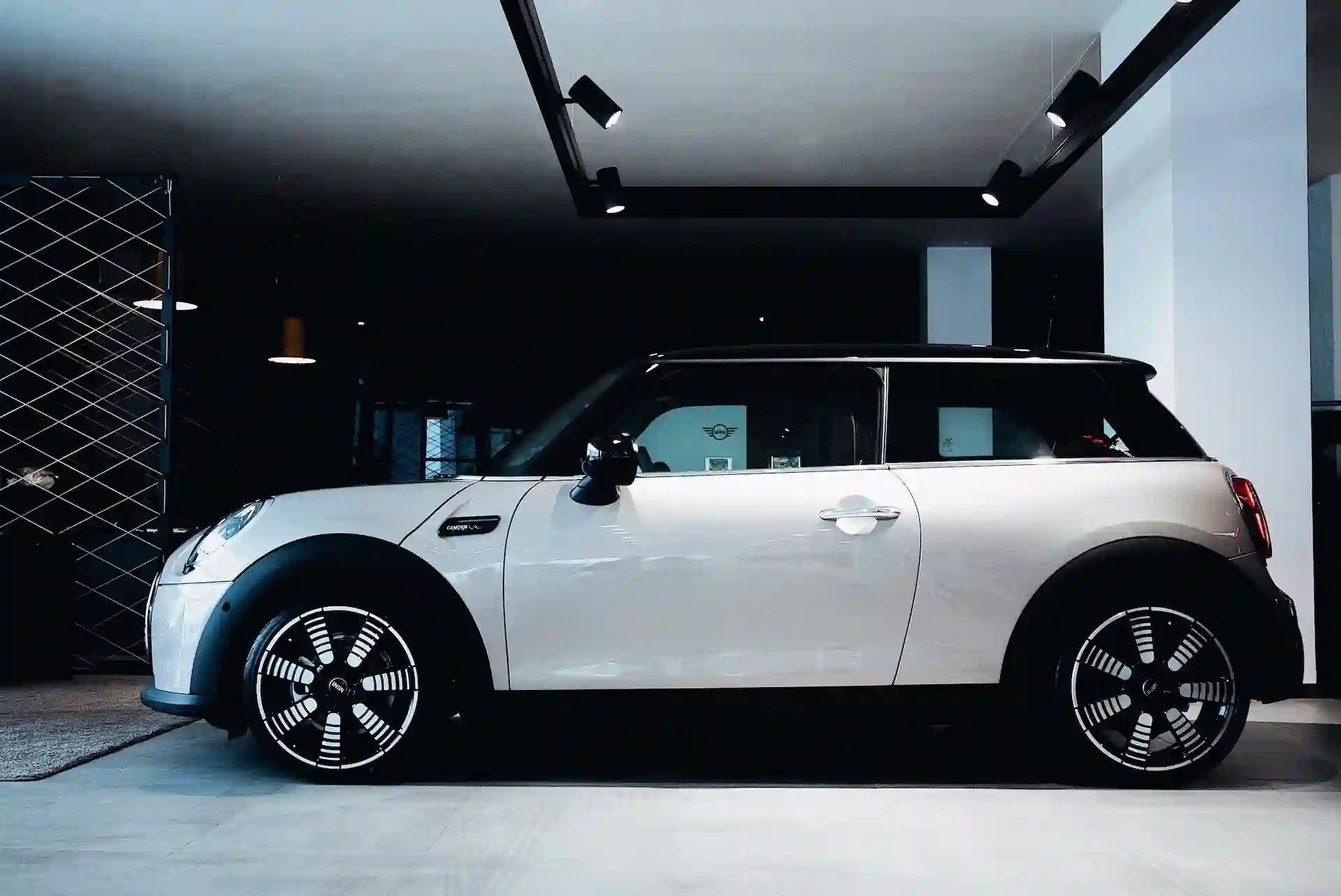 MINI представляет в России ограниченную серию хэтчбеков MINI Camden Edition